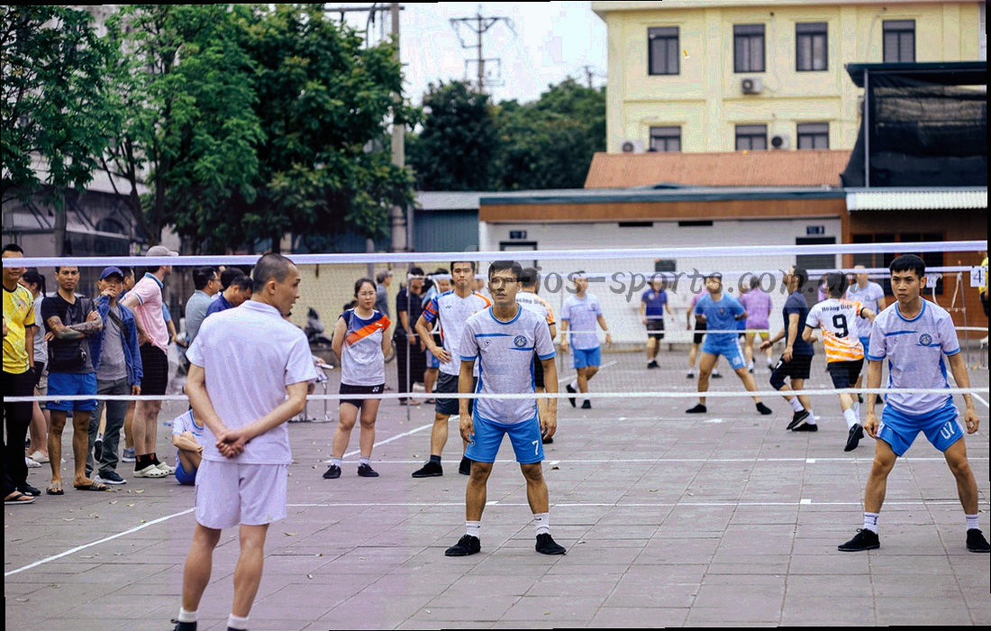 战术白板俯拍，板面留有反复擦写的痕迹与半透明网格，画面内无人物